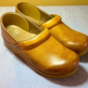 EUC Dansko Professional Clogs - Honey Distressed Leather